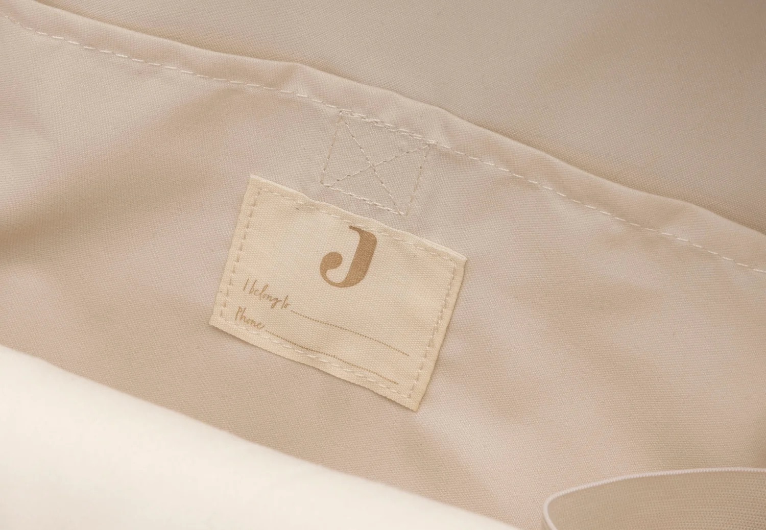 étiquette pour inscrire le prénom de l'enfant dans le sac à dos maternelle ours de la marque Jollein