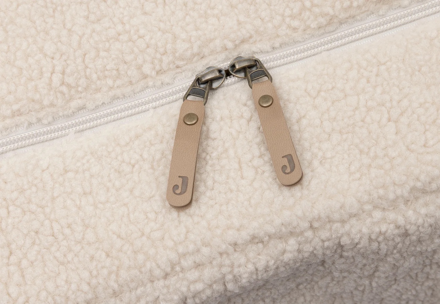 fermetures éclaire du sac à langer cabas bouclette crème de la marque Jollein