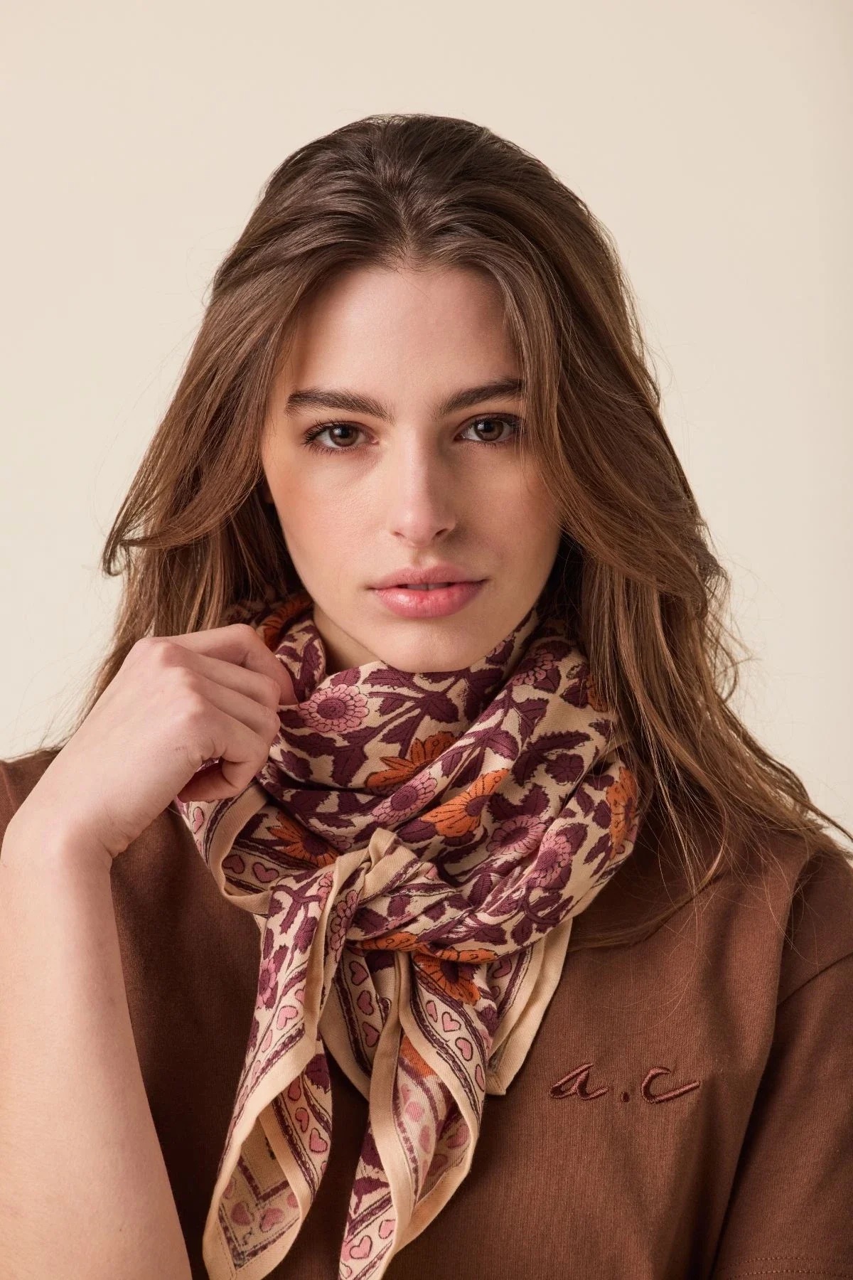 Accessoire de mode pour enfant et adulte foulard Latika motif fleurs coeur flamingo de la marque Apaches