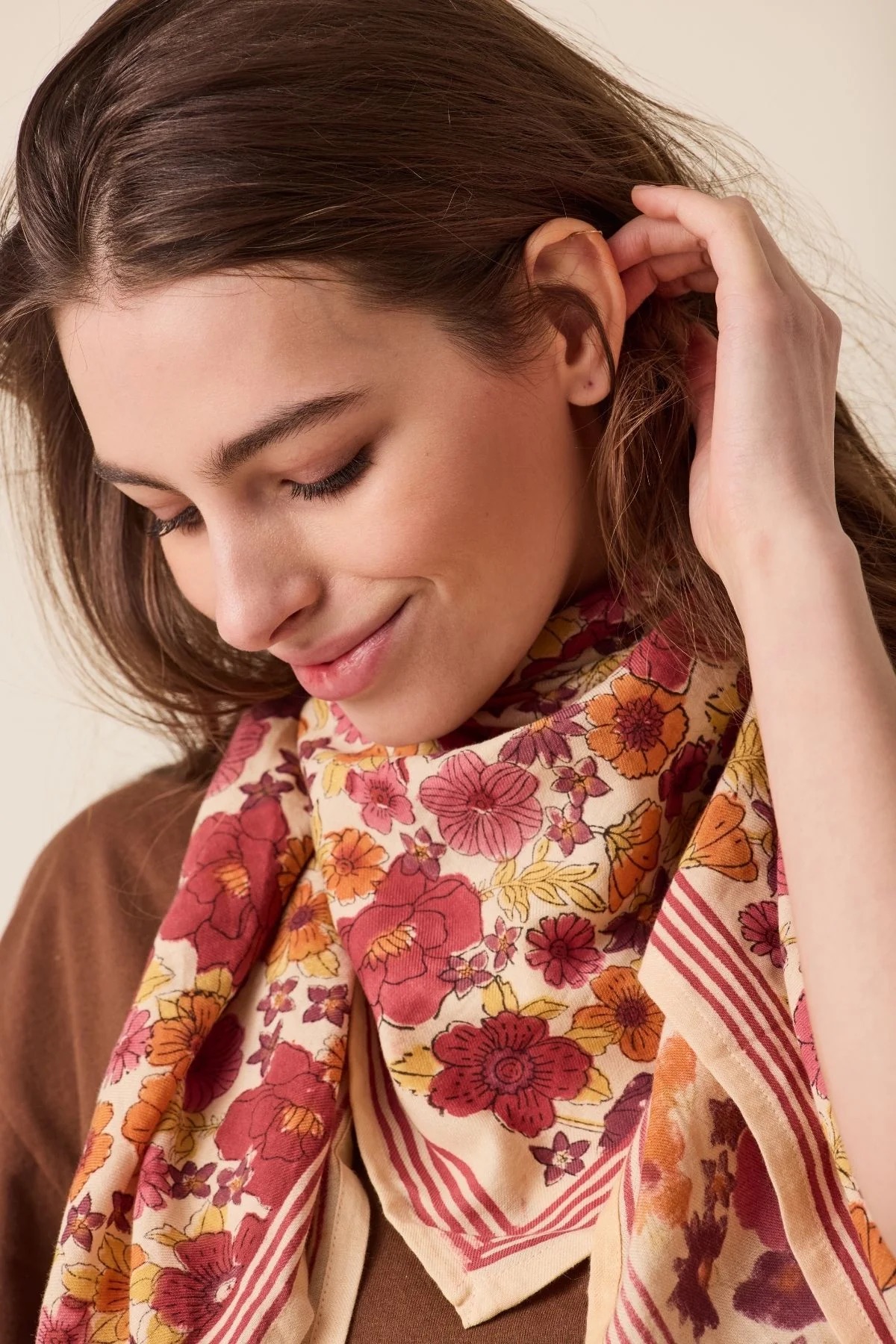 foulard de la marque Apaches modele Joy Dahlia taille Latika 100 x 100 cm motif fleurs