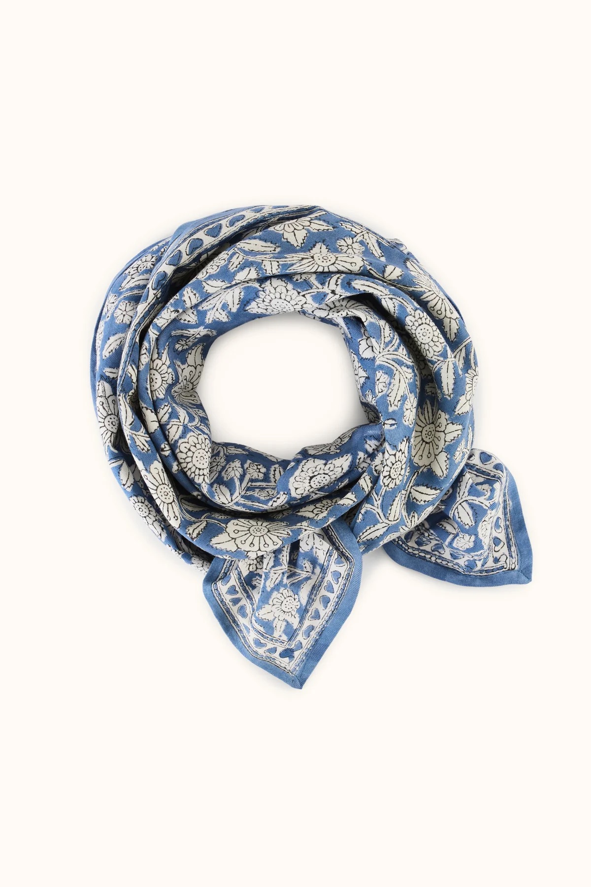 grand Foulard Latika Coeur horizon bleu motif fleurs de la marque Apaches