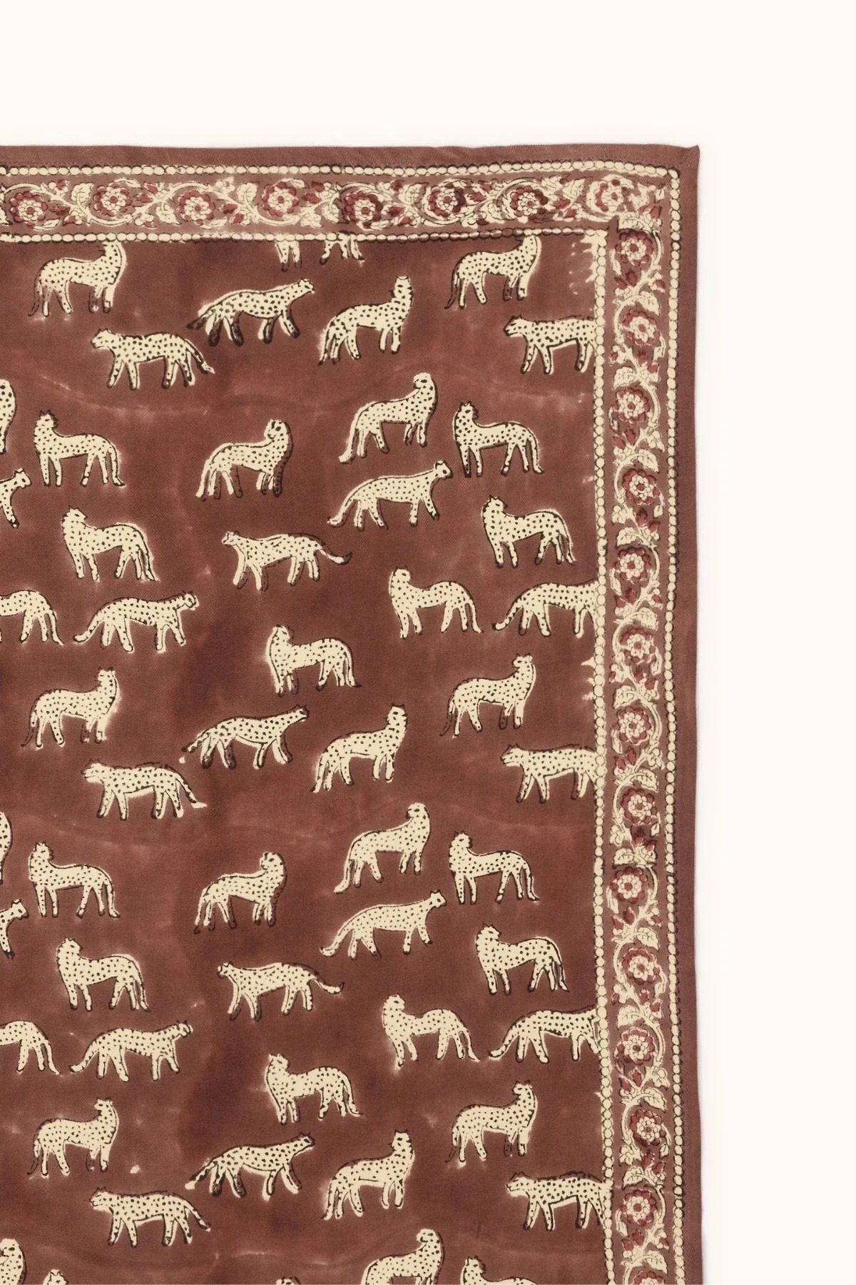 Foulard Latika modele bengale chocolat motif chat couleur marron dimensions de 100 x 100 cm de la marque Apaches