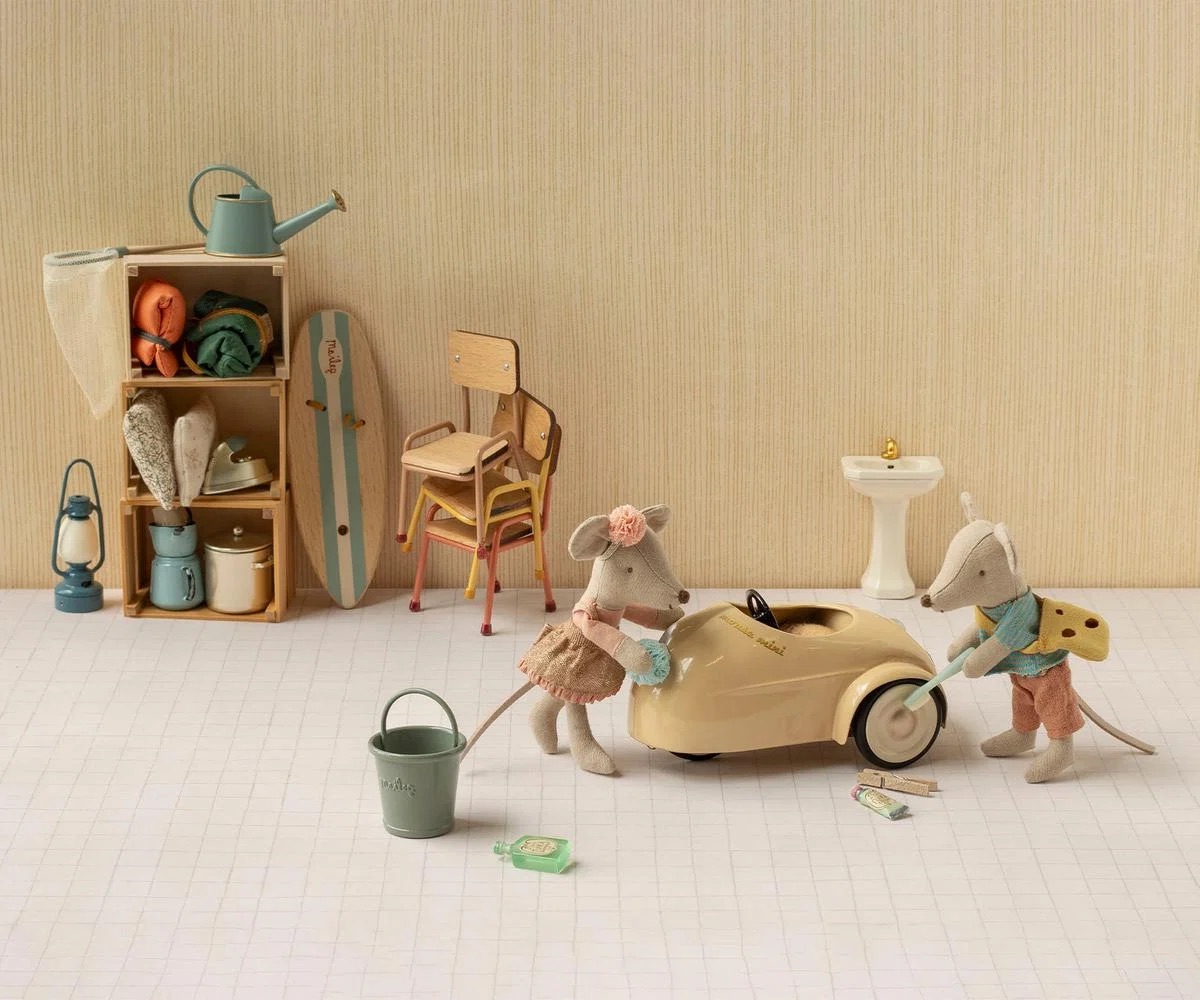 petite voiture pour souris de la marque Maileg en métal avec un coussin à fleurs pour toutes les souris de la famille